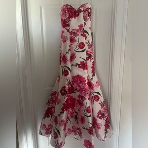 🔥This Gown is EVERYTHING!
winter formal/Prom.Strapless floral mermaid style gown